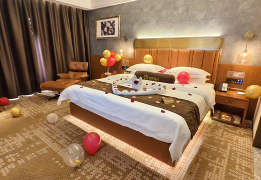 Zhuoyue Hotel (Tacheng Zhuoyue Parkson Shopping Park) Hotel Overview