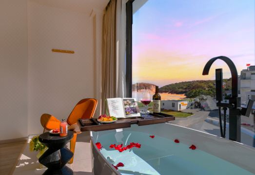 初夏里?MirrorPool Isle 一线海景泳池设计师美宿（樟洲村店）外景图