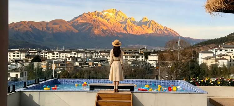 白云外·日照金山|雪山湖景双线观景秘境花园美宿(丽江古城区店)图片