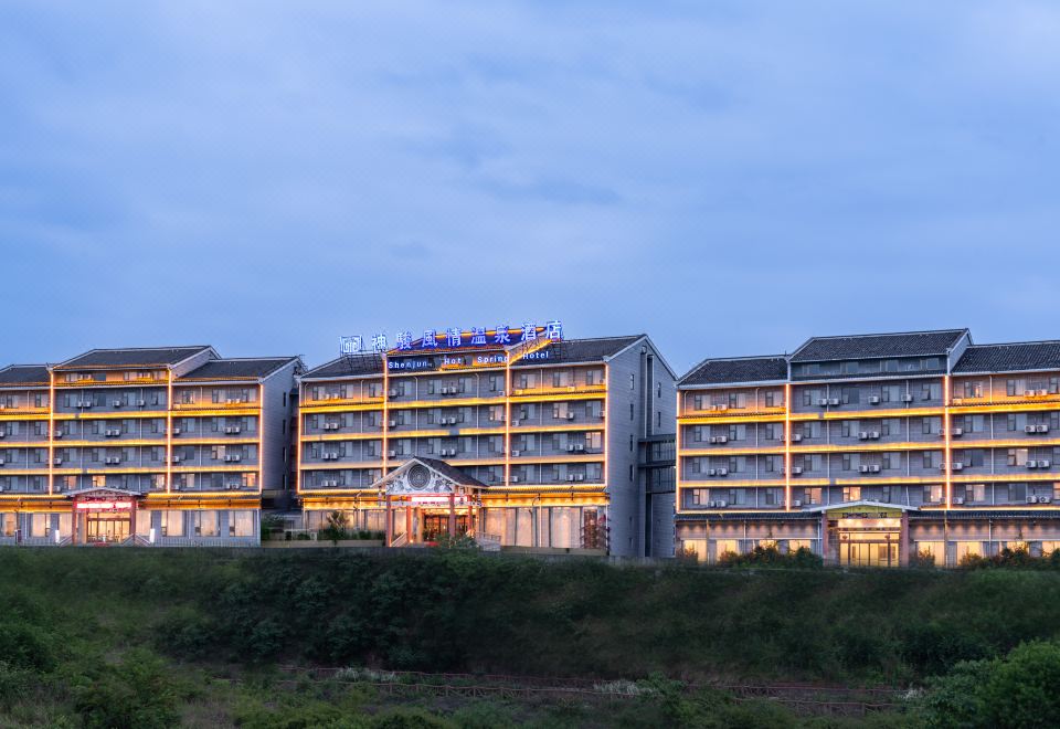 安顺神骏风情温泉酒店外景图