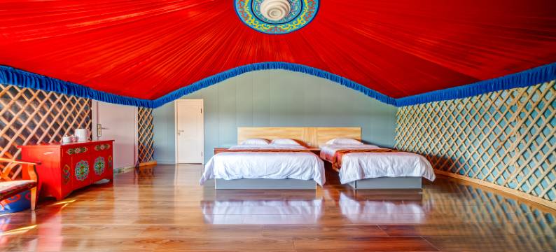 呼伦贝尔市陈巴尔虎旗金骄草原非遗传统蒙古包民宿图片