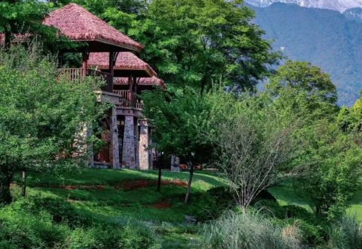 峨眉山乌兰度假酒店外景图