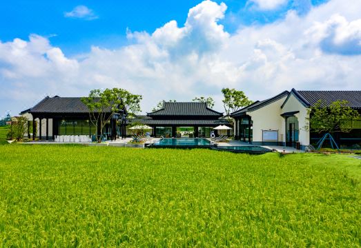 Mu Spring Resort Hotel Overview