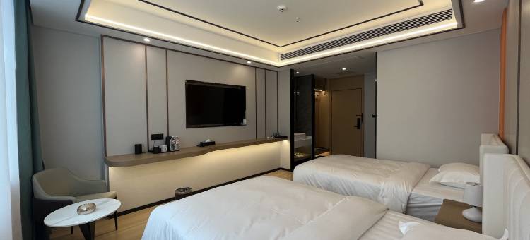 芒康朗庭假日酒店图片