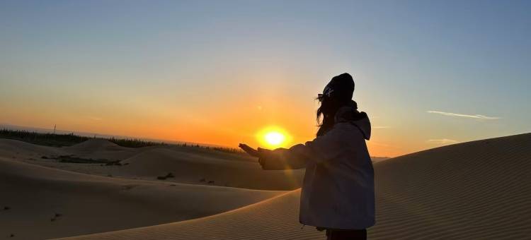 漫步星辰沙漠观星露营基地图片