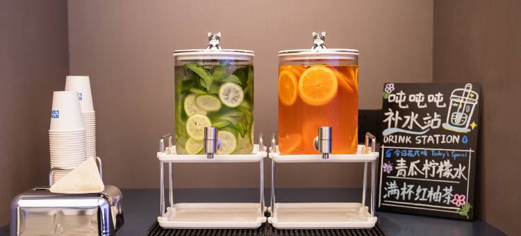 重庆解放碑较场口地铁站轻居酒店图片