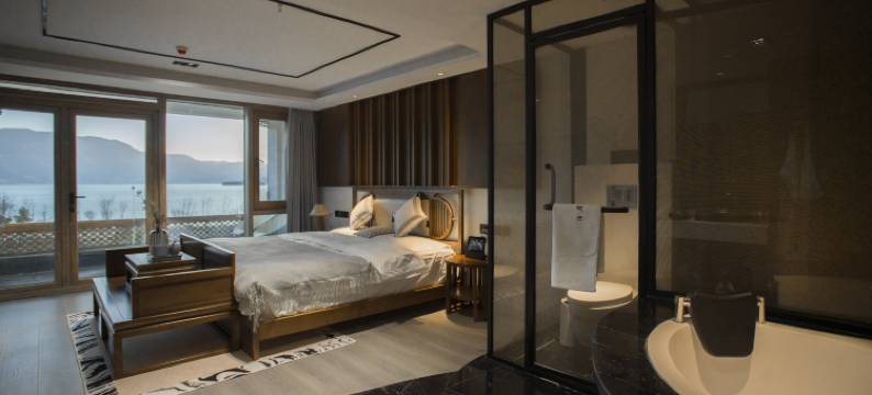 泸沽湖泊岸度假半山湖景酒店图片