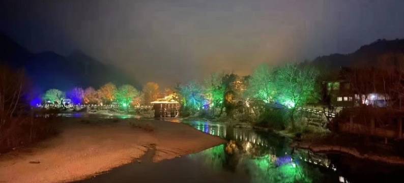 龙山惹巴拉民俗楼图片