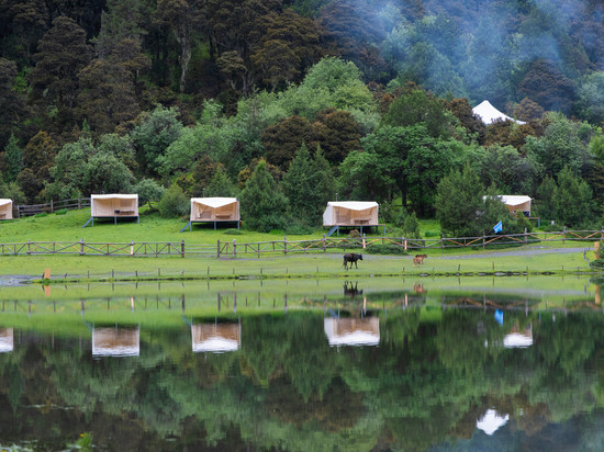 香格里拉无底湖秘境帐篷营地
