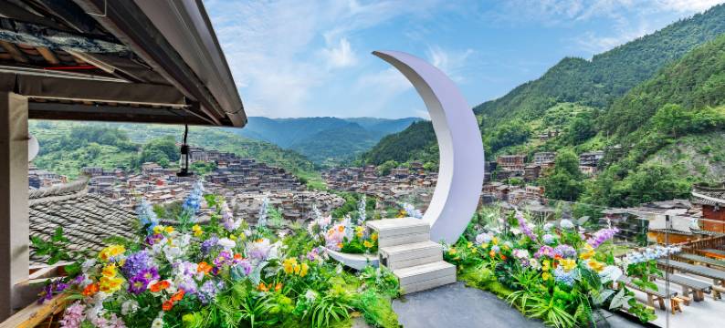 抱月楼·C位景观度假美宿(西江千户苗寨观景台店)图片