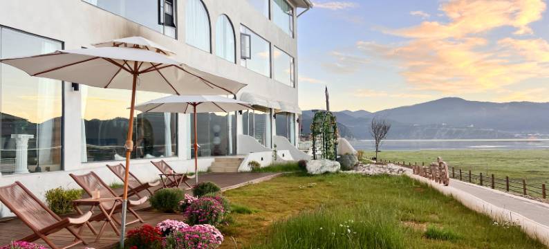 香格里拉·拉菲尔·草原与海·度假庄园 villa(纳帕海景区店)图片