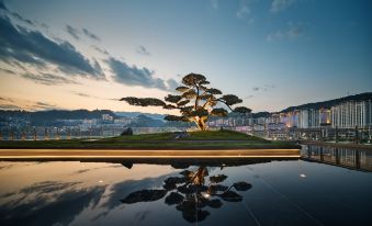 HUALUXE Chongqing Wushan Over view