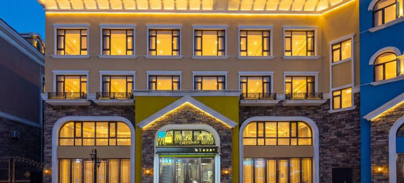 潮漫酒店(长白山美人松雕塑公园艾丽斯风情街店)图片