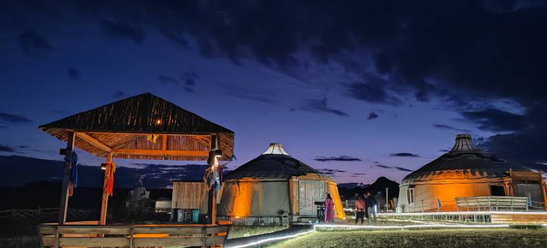 火山草原查干敖包度假营图片