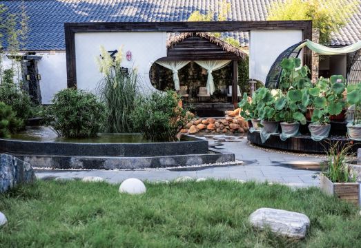 Big House Hot Spring Courtyard HotelHotel Overview