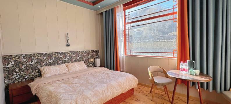 格聂向阳山房图片