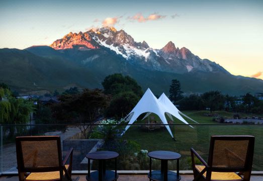 山屿邻·日照金山｜雪山全景野奢汤池度假Villa外景图