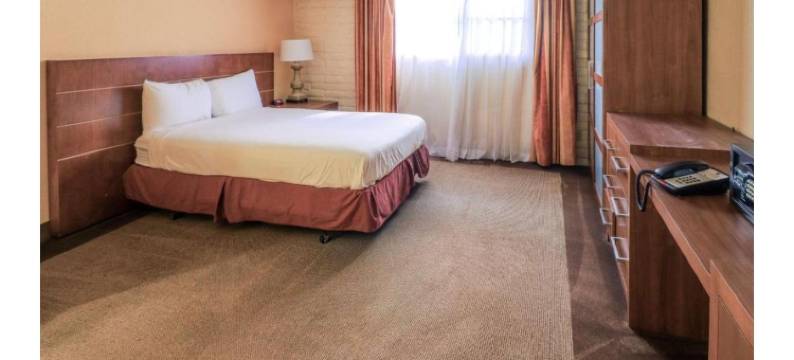 24街凤凰城机场希尔顿合博套房酒店(Motel 6 Phoenix, AZ – Sky Harbor)图片