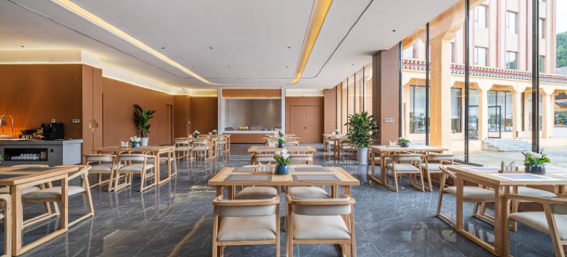 松潘丽呈华廷酒店(黄龙九寨高铁站店)图片