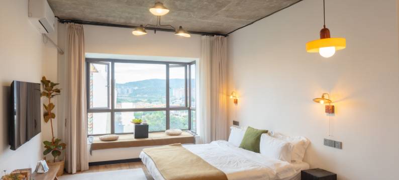 靠岸·十二清居酒店(西双版纳景洪曼城店)图片