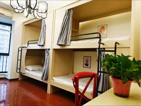 素陌青年旅舍(曼哈顿燕庄地铁站店)