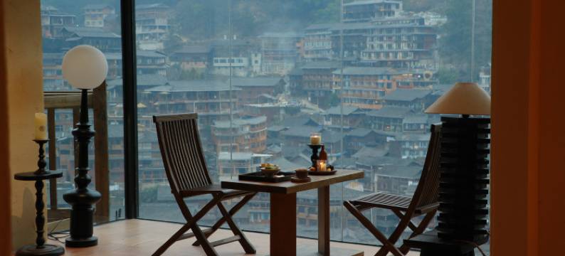 西江明宿枫香油画艺术轻奢民宿图片