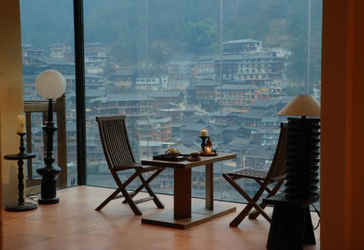 西江明宿枫香油画艺术轻奢民宿外景图