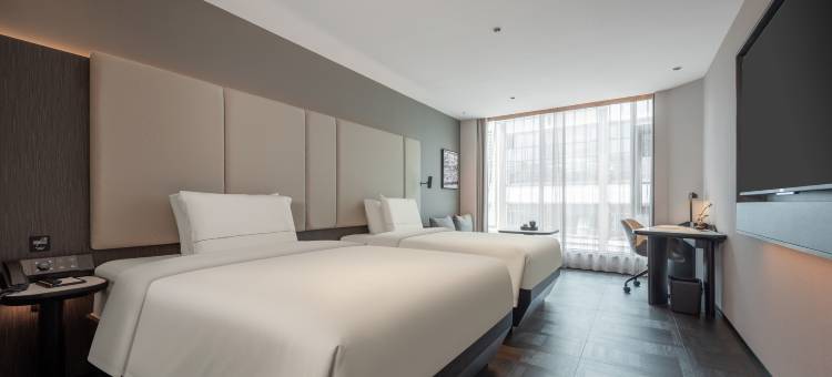 张家界国家森林公园标志门亚朵酒店图片