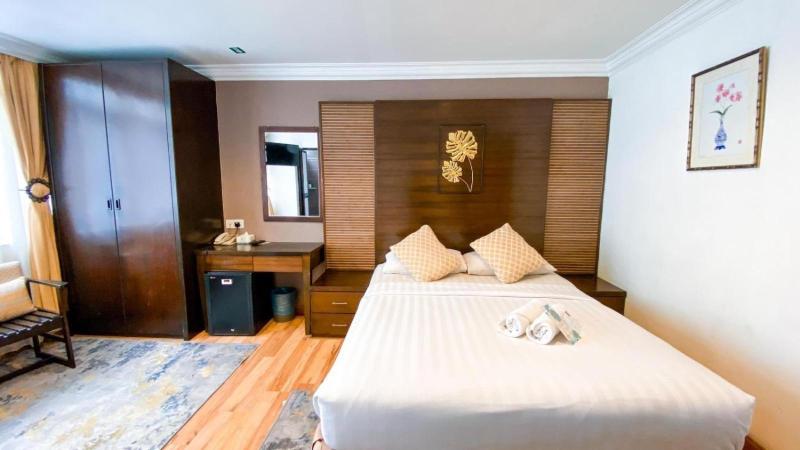 Desa Queenspark Hotel Over view