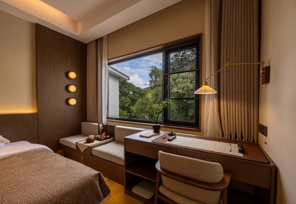 Floral Hotel·Mountain Retreat in the Clouds (Putuo Mountain Ten Thousand Buddhas Pagoda Hotel) Hotel Overview