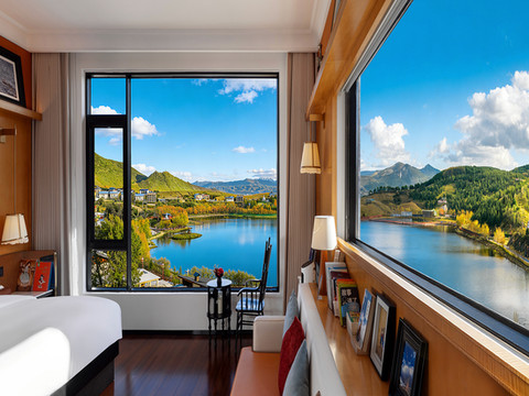 松赞林里雪山湖泊景观酒店(香格里拉松赞林寺景区内店)