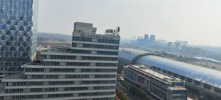 白玉兰酒店(镇江南站绿地广场店)图片