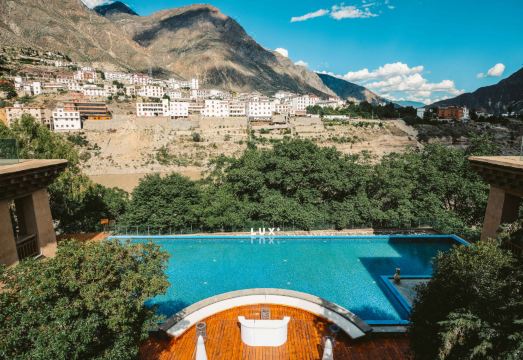 茶马道奔子栏丽世酒店外景图