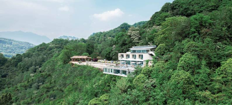 青城山·月近人悬崖私汤美宿图片