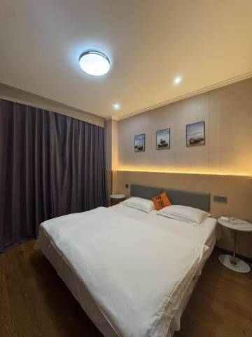 四月天宾馆(镇江火车站万达广场店)