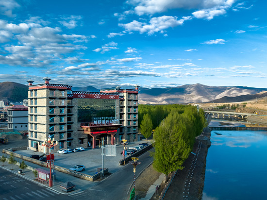 兰欧酒店(稻城滨河路店)