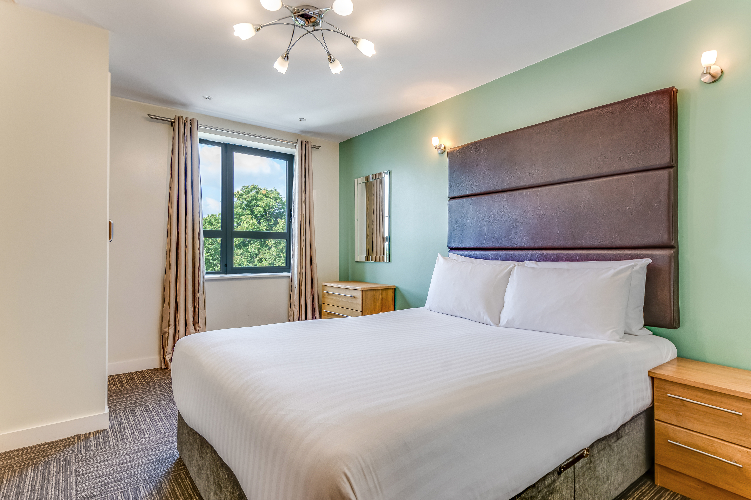 Roomzzz Leeds Headingley Over view