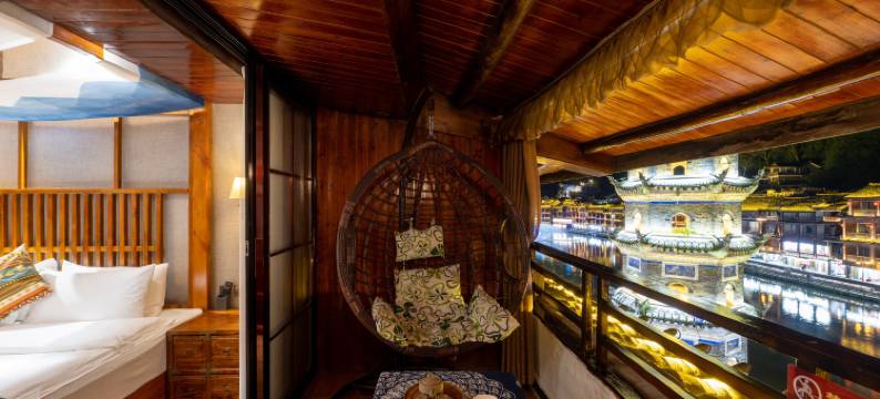 等你来.倾城轻奢民宿(凤凰古城中心店)图片