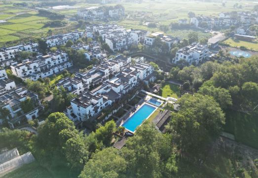 Creek Villa Hotel Overview