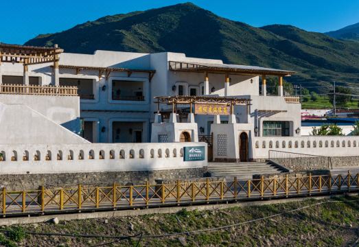 携程度假农庄（阿勒泰阿禾公路联营店）外景图