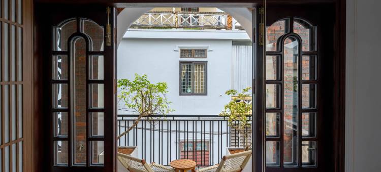 Ban công nhỏ tại Su'e Homestay Huế cho trải nghiệm nghỉ ngơi thư giãn