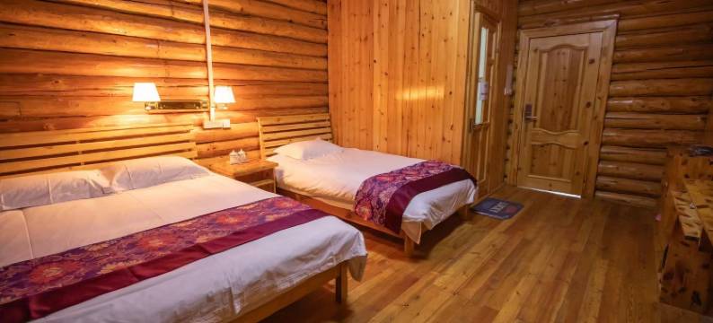 额尔古纳室韦桦树林山庄图片