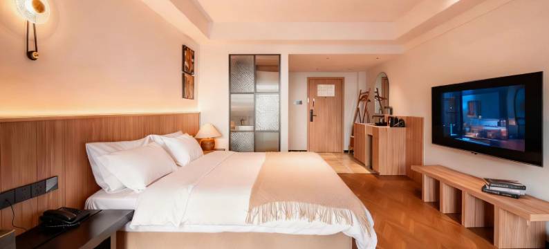 柒月·新屿设计师全智能民宿(乐山高铁站店)图片