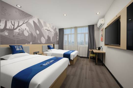 轻住酒店(潍坊火车站泰华城店)