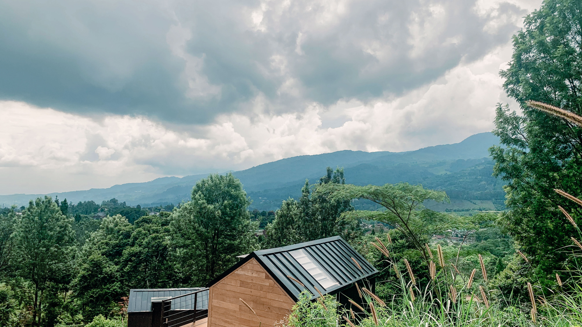 Bobocabin Gunung Mas, PuncakOver view