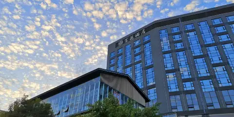 興義萬峯林百花酒店