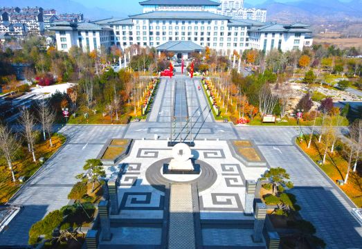 涞源华中假日酒店外景图