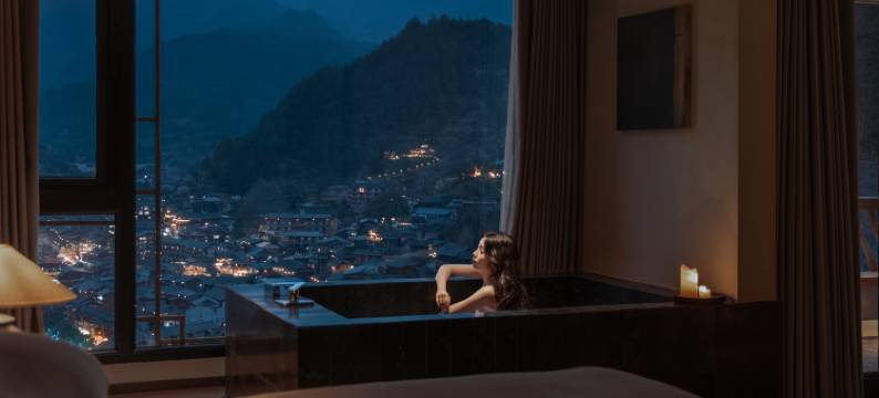 匠心一宅·屿归私汤民宿(西江千户苗寨观景台店)图片