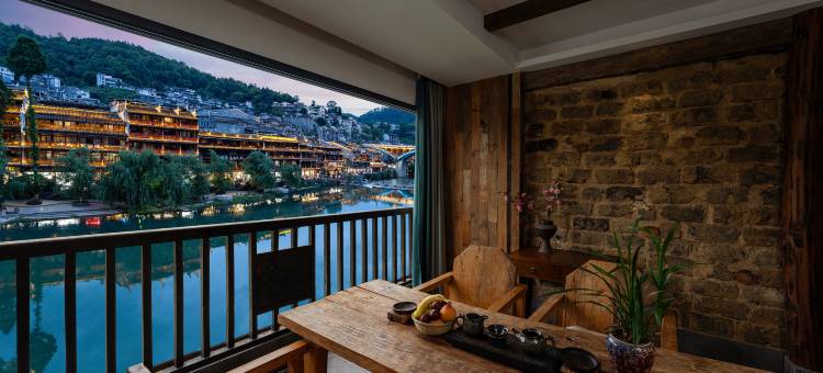 凤凰金水岸丨沱江180度夜景·苗绣艺术丨古城观景酒店图片