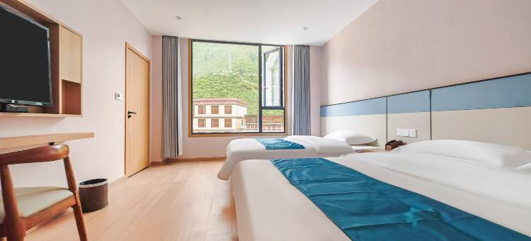 鼎苒时光酒店(白玉县店)图片